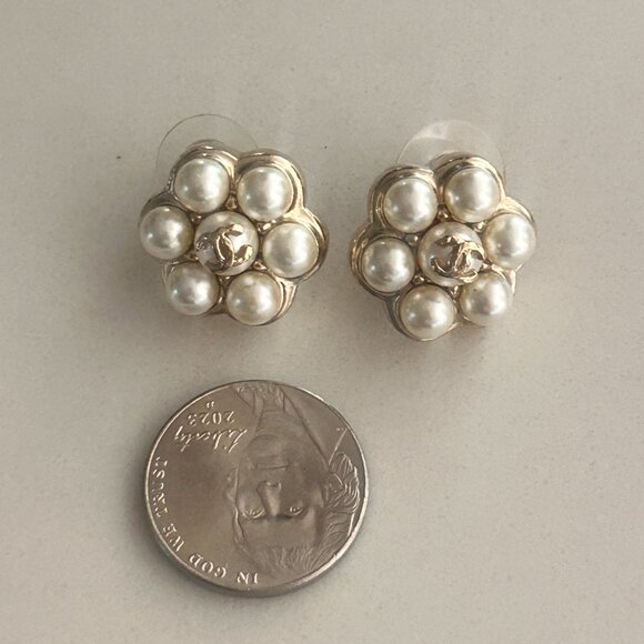 CHANEL Pearl Flower Earrings - Picture 6 of 6